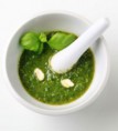 Bazsalikomos pesto